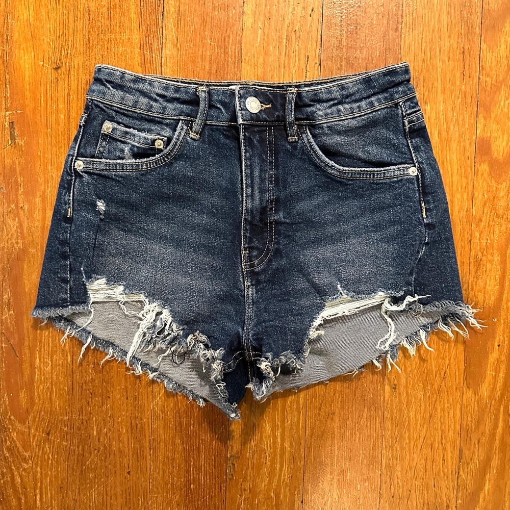 Women’s Zara distressed denim shorts size 4, NWOT